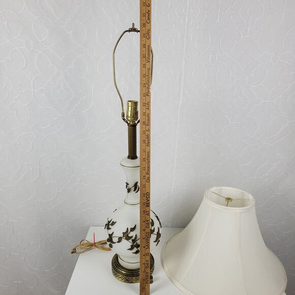 Vintage Stiffel Table Lamp White Porcelain Gold Leaf MCM Retro Hollywood Regency - Picture 14 of 16